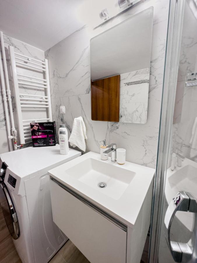 Metro Chic Haven: Modernized Urban Studio Near The Tram Atene Esterno foto